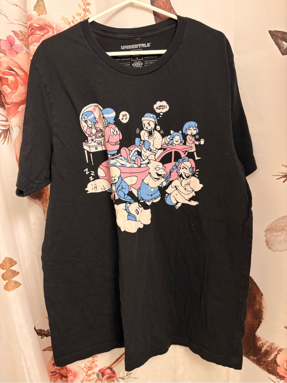Ladies XL Graphic T-Shirt - Characters Print - Picture 1 of 4